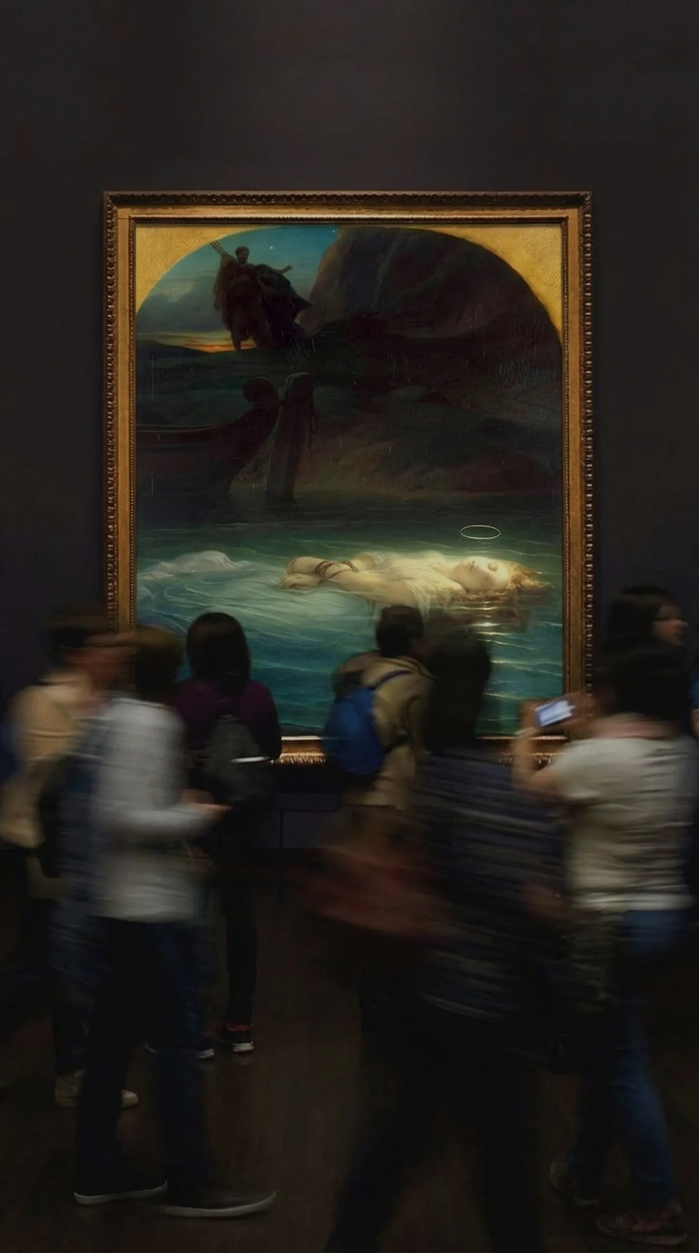 Visitatori in movimento davanti a un dipinto museale raffigurante una figura femminile distesa sull’acqua, a contrasto tra opera statica e pubblico dinamico.