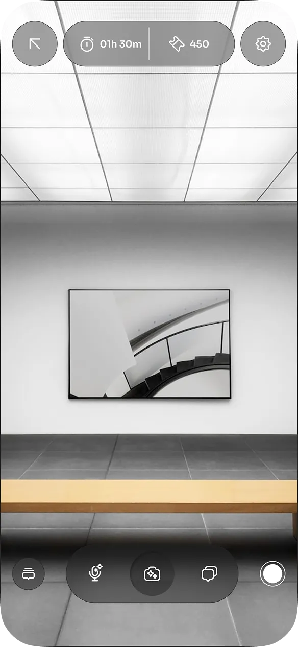 Interfaccia mobile in realtà aumentata che inquadra un’opera esposta in una galleria minimalista.